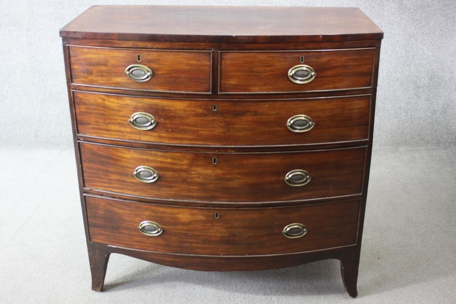 A Georgian mahogany bow fronted chest of drawers on swept bracket feet. H.105 W.104 D.50 cm. - Image 2 of 5