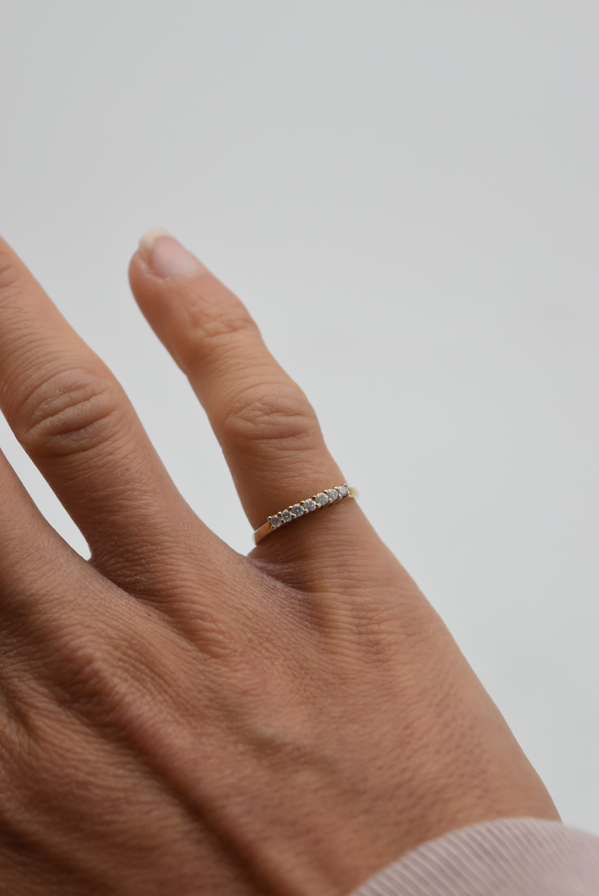 A seven stone diamond and 18 carat gold ring. Set with seven round brilliant cut diamonds in open - Image 5 of 7