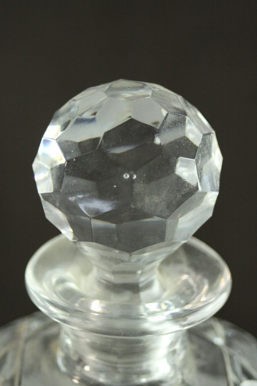 Two cut crystal decanters with stoppers. H.25cm. - Image 4 of 5