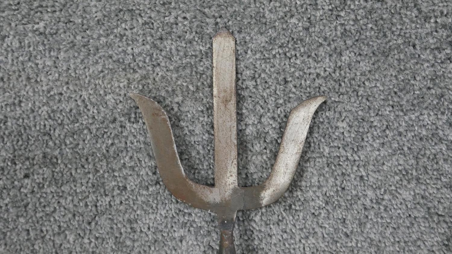 A Polynesian hardwood and metal ceremonial staff with trident and animal hair detail. Carved - Image 2 of 5