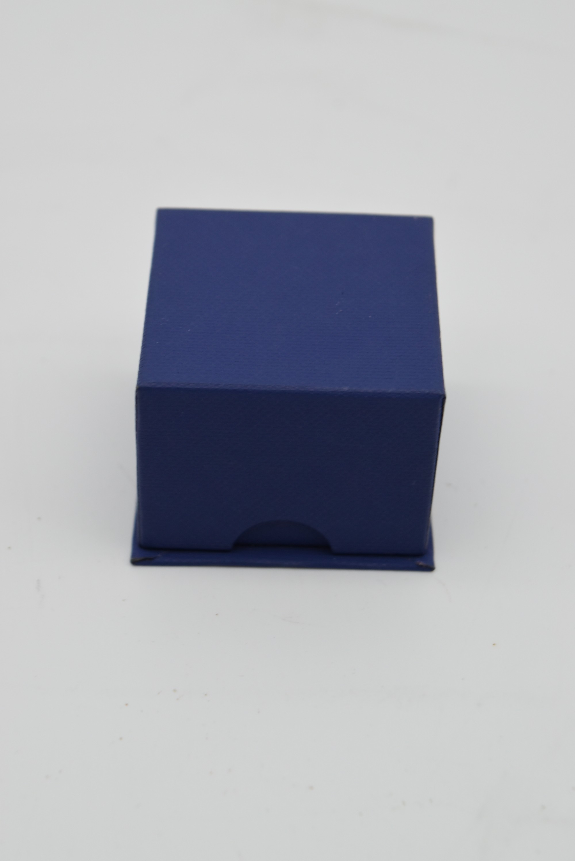 A seven stone diamond and 18 carat gold ring. Set with seven round brilliant cut diamonds in open - Image 7 of 7