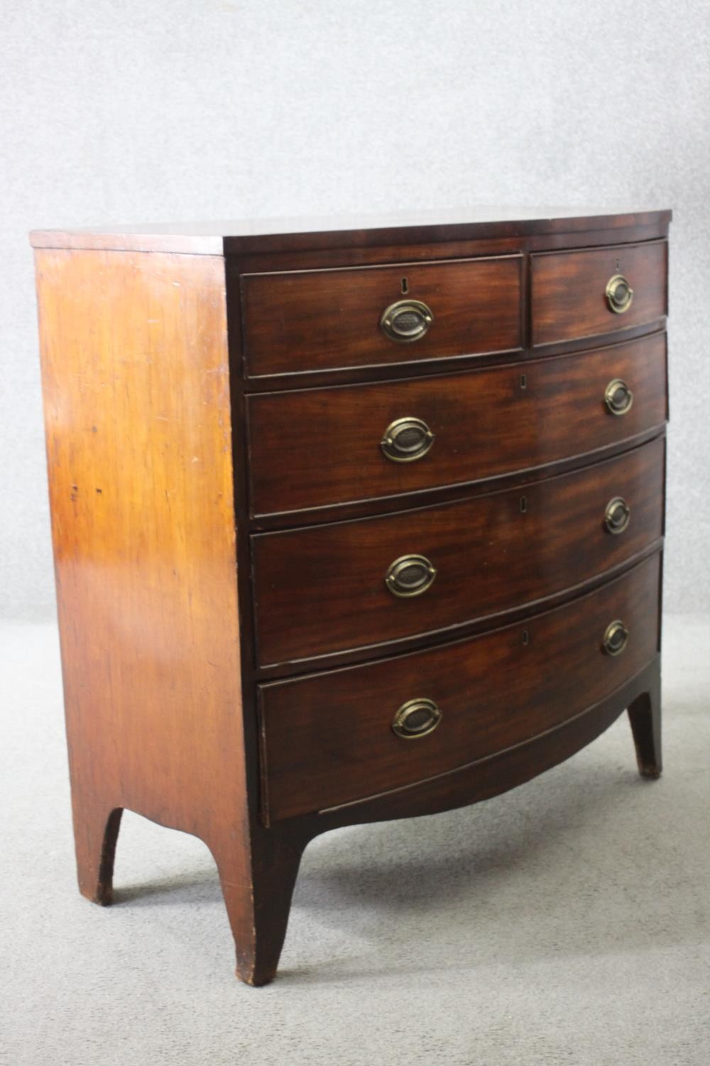 A Georgian mahogany bow fronted chest of drawers on swept bracket feet. H.105 W.104 D.50 cm. - Image 3 of 5