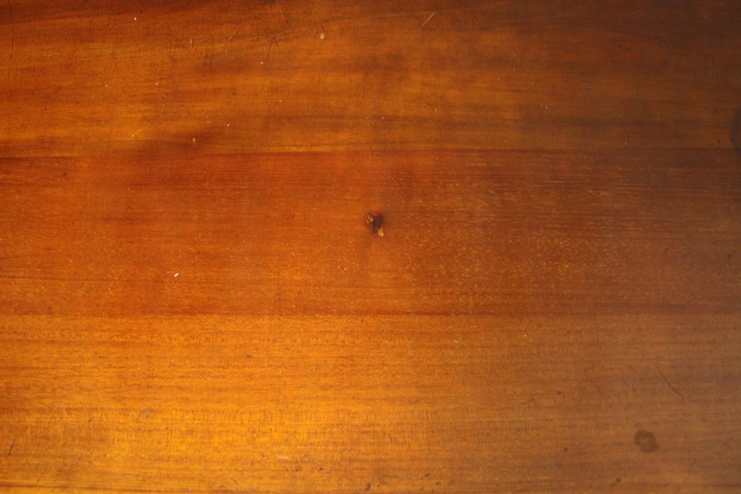 An Edwardian mahogany and inlaid chest of drawers on square tapering supports. H.86 W.106 D.48 cm. - Image 4 of 6