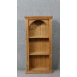 Open shelves, 19th century style pine. H.96 W.46 D.19cm