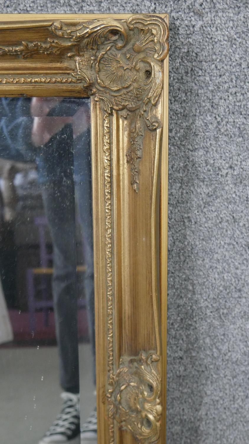 A gilt framed wall mirror with rectangular bevelled plate. H.75 W.105cm - Image 3 of 5