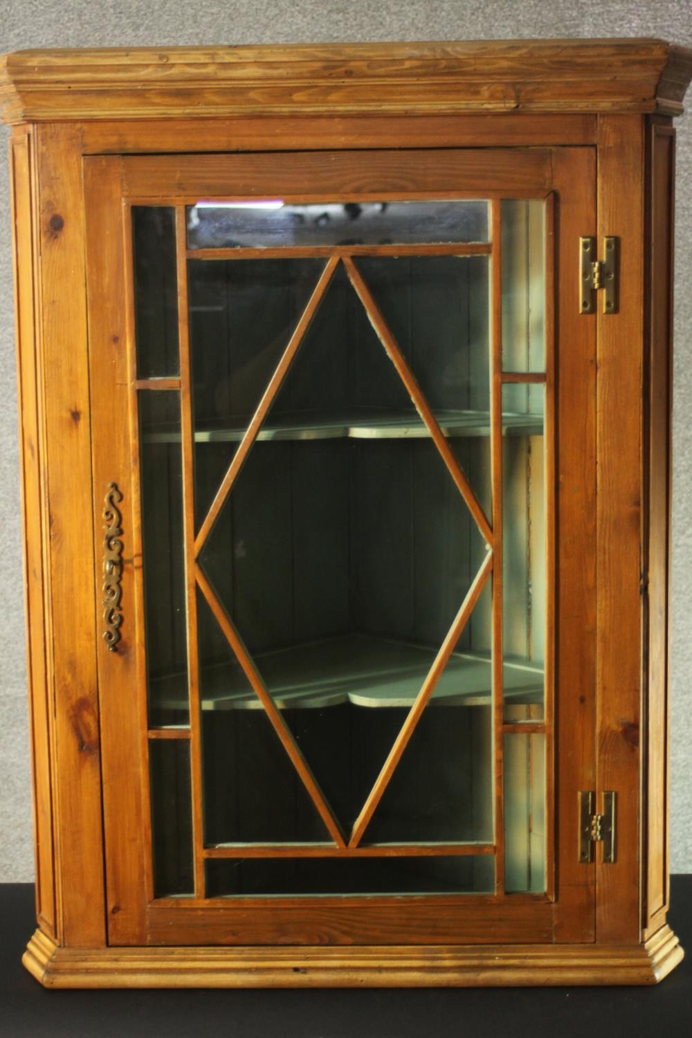 Corner cupboard, 19th century pine. H.95 W.70 D.40cm