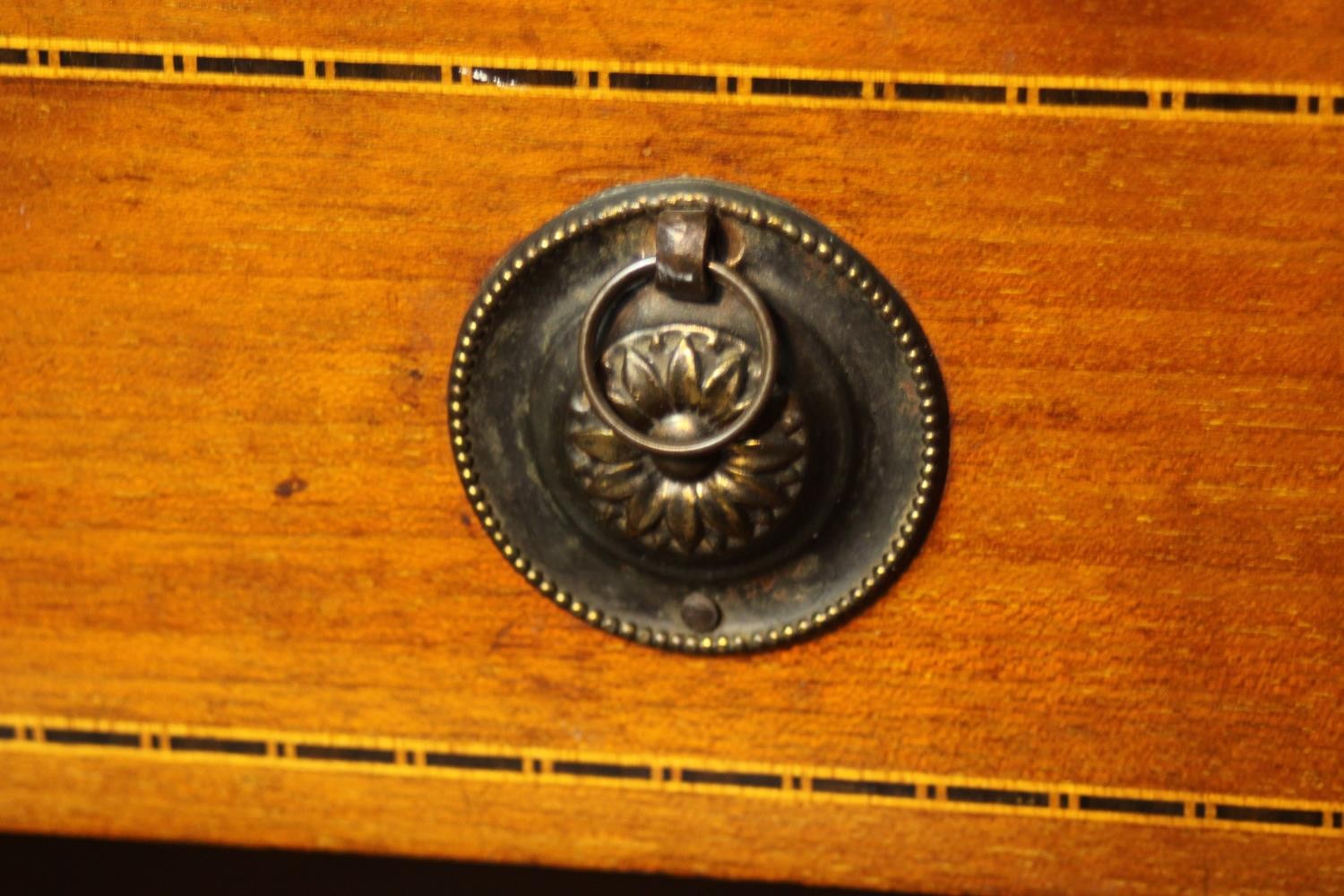 An Edwardian mahogany and inlaid chest of drawers on square tapering supports. H.86 W.106 D.48 cm. - Image 6 of 6