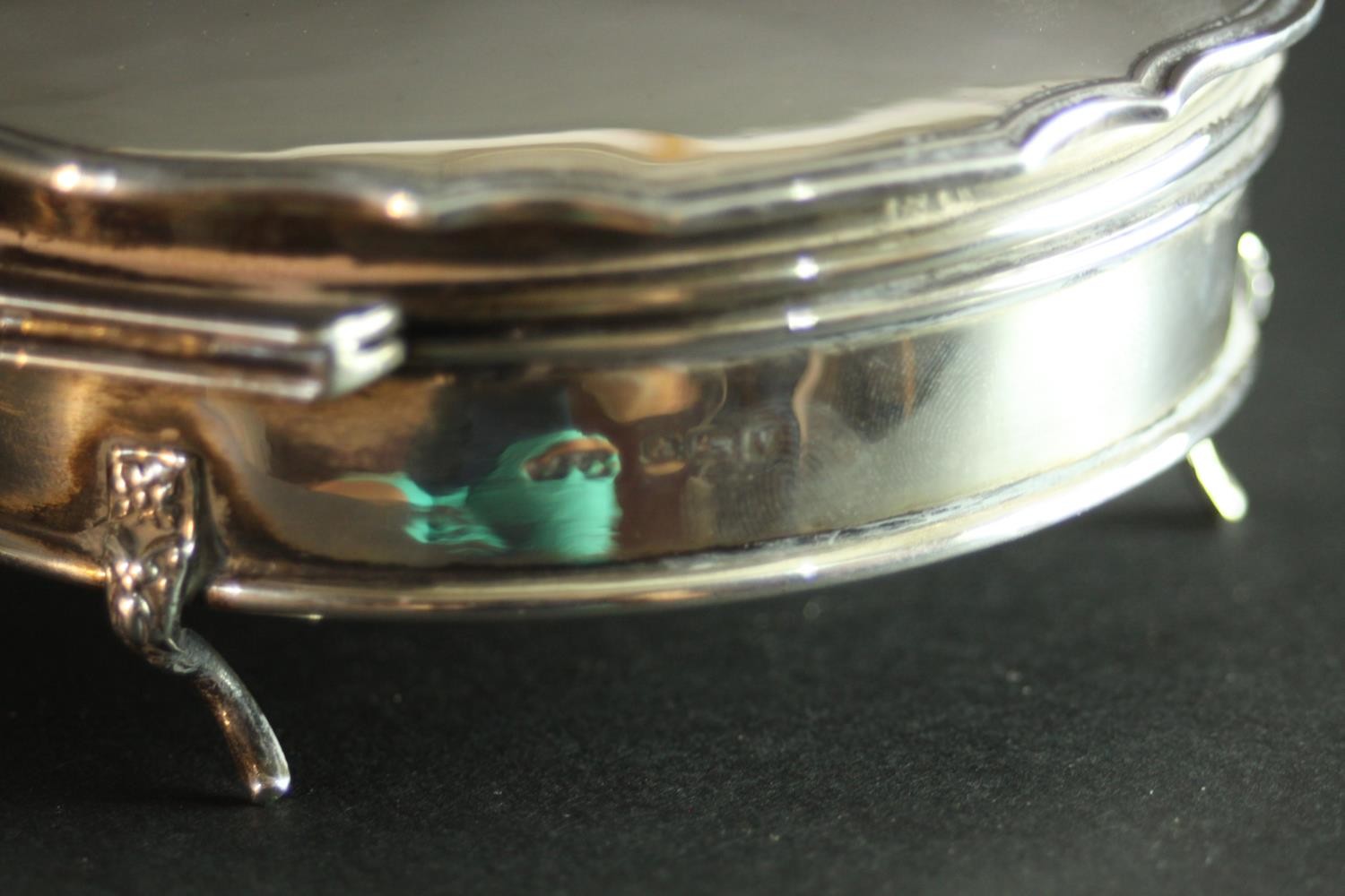 An 1920's hinged lidded silver box with scalloped edge and on tripod feet. Gilded interior and - Image 6 of 8