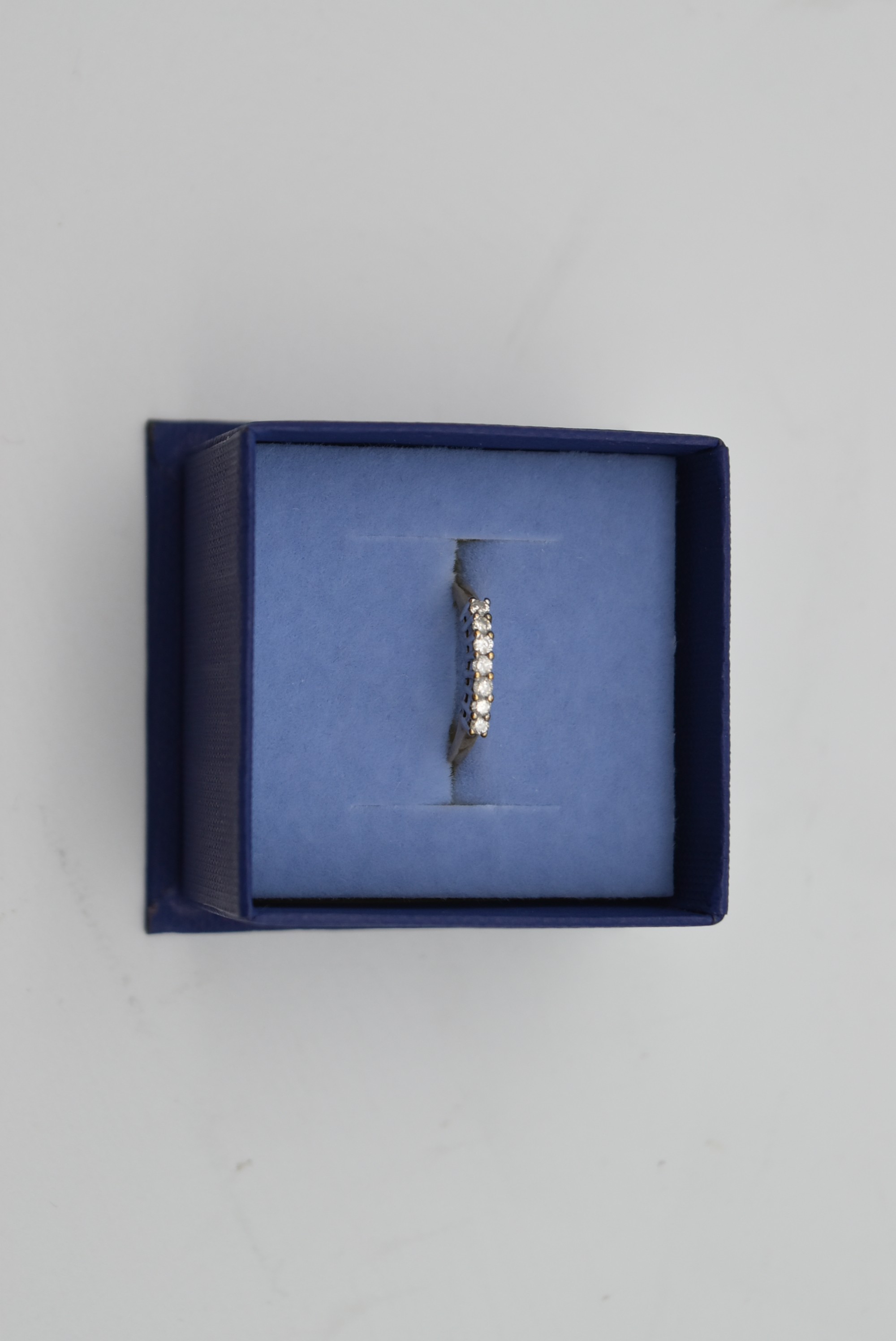 A seven stone diamond and 18 carat gold ring. Set with seven round brilliant cut diamonds in open - Image 3 of 7