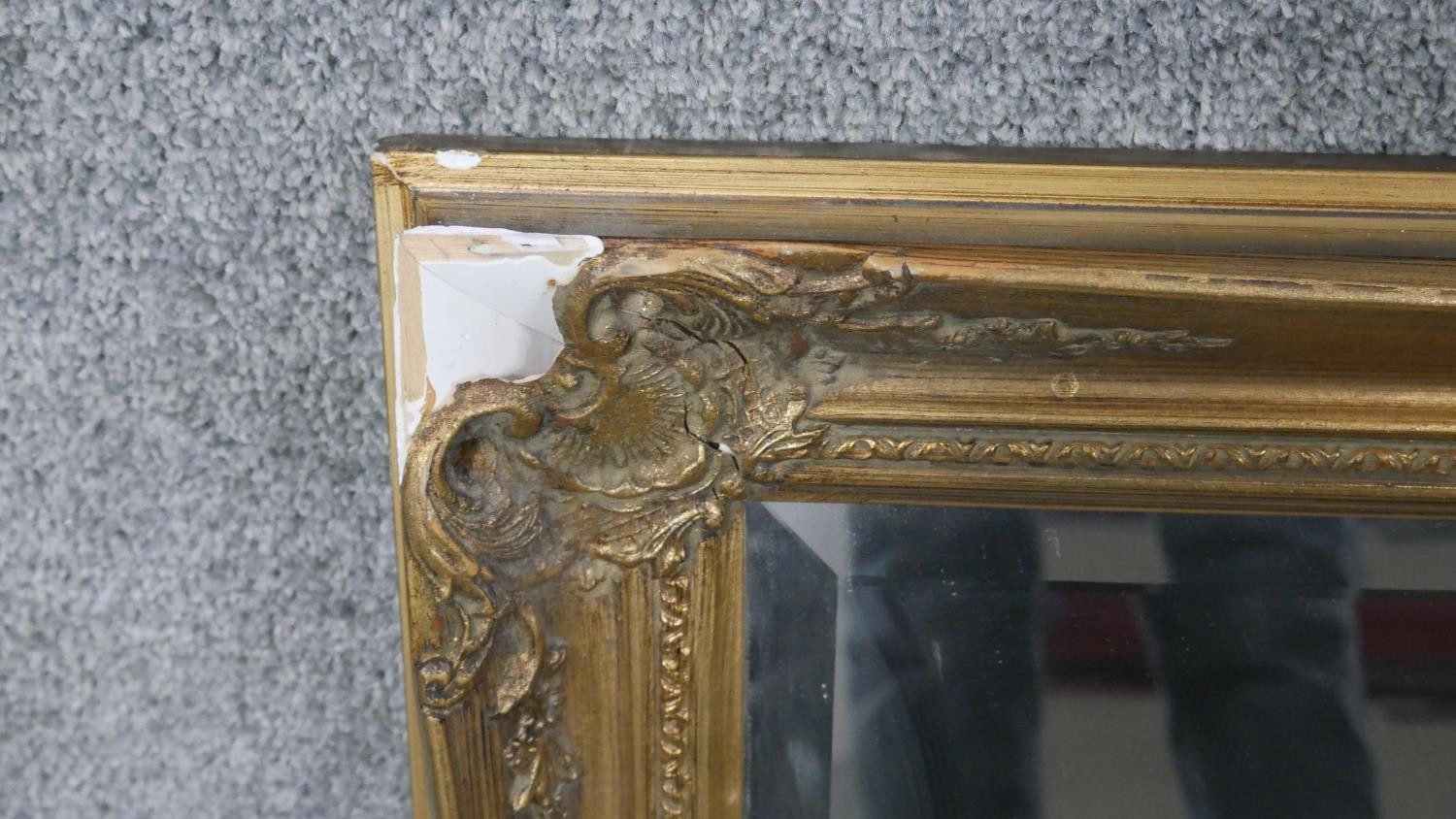 A gilt framed wall mirror with rectangular bevelled plate. H.75 W.105cm - Image 4 of 5