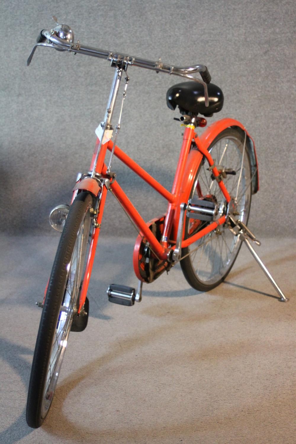 A vintage red Japanese post service bicycle. Makers label. Wheel dia. 60cm. - Image 5 of 8