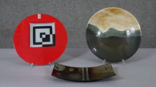 Three art pottery and art glass dishes including an Il Vetraio red, black and white abstract