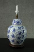A 20th century Chinese blue and white ceramic lidded ginger jar table lamp. Decorated with