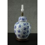 A 20th century Chinese blue and white ceramic lidded ginger jar table lamp. Decorated with