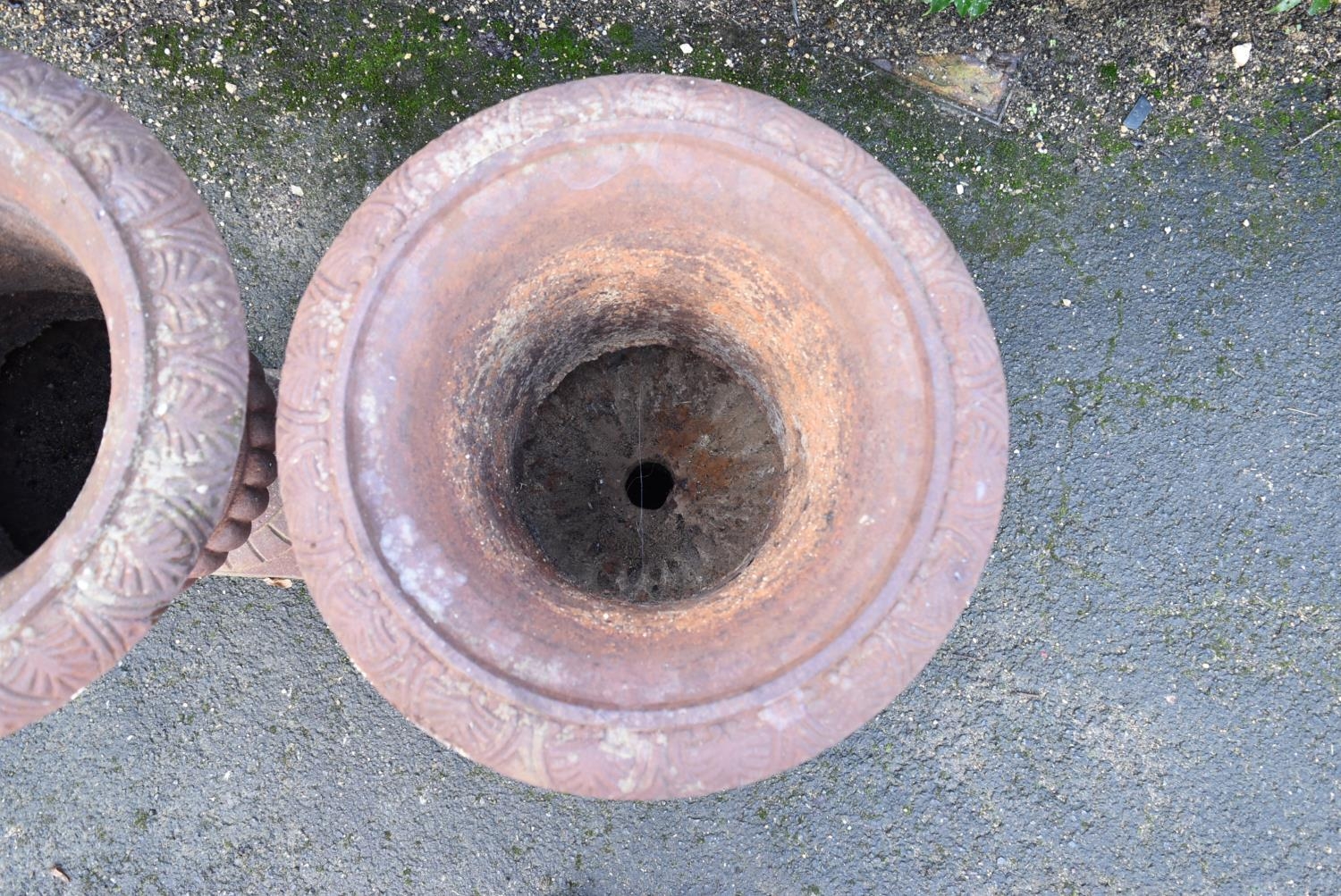 A pair of cast iron campana form garden urns. H.65cm Dia.44cm (2) - Image 4 of 9