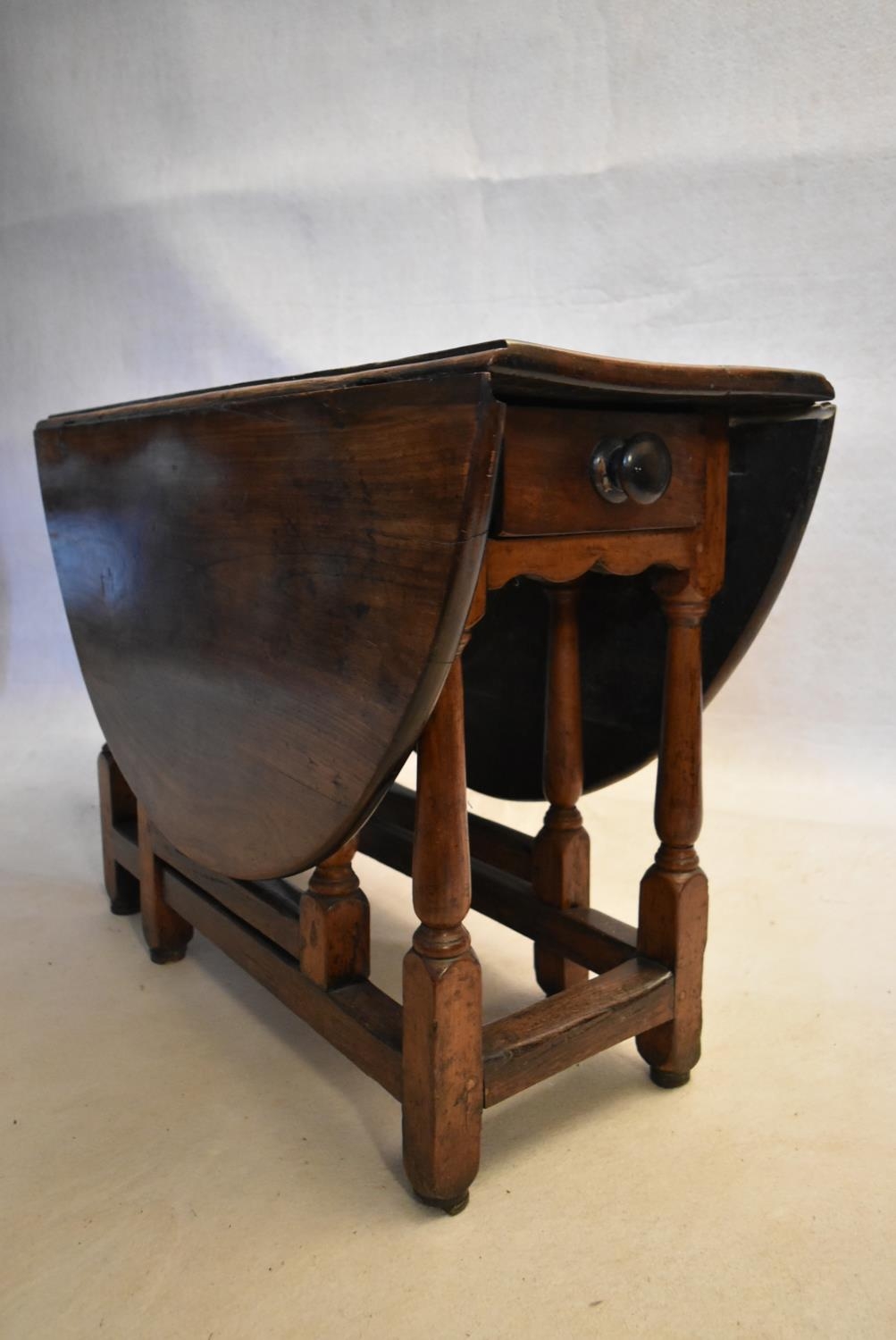 An 18th century country oak gateleg dining table with frieze drawer above turned stretchered - Image 3 of 11