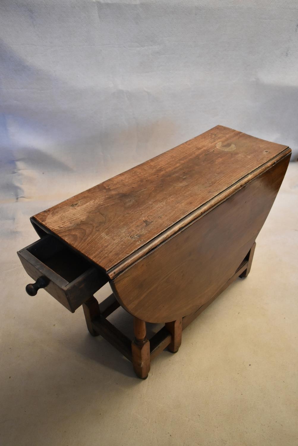 An 18th century country oak gateleg dining table with frieze drawer above turned stretchered - Image 5 of 11