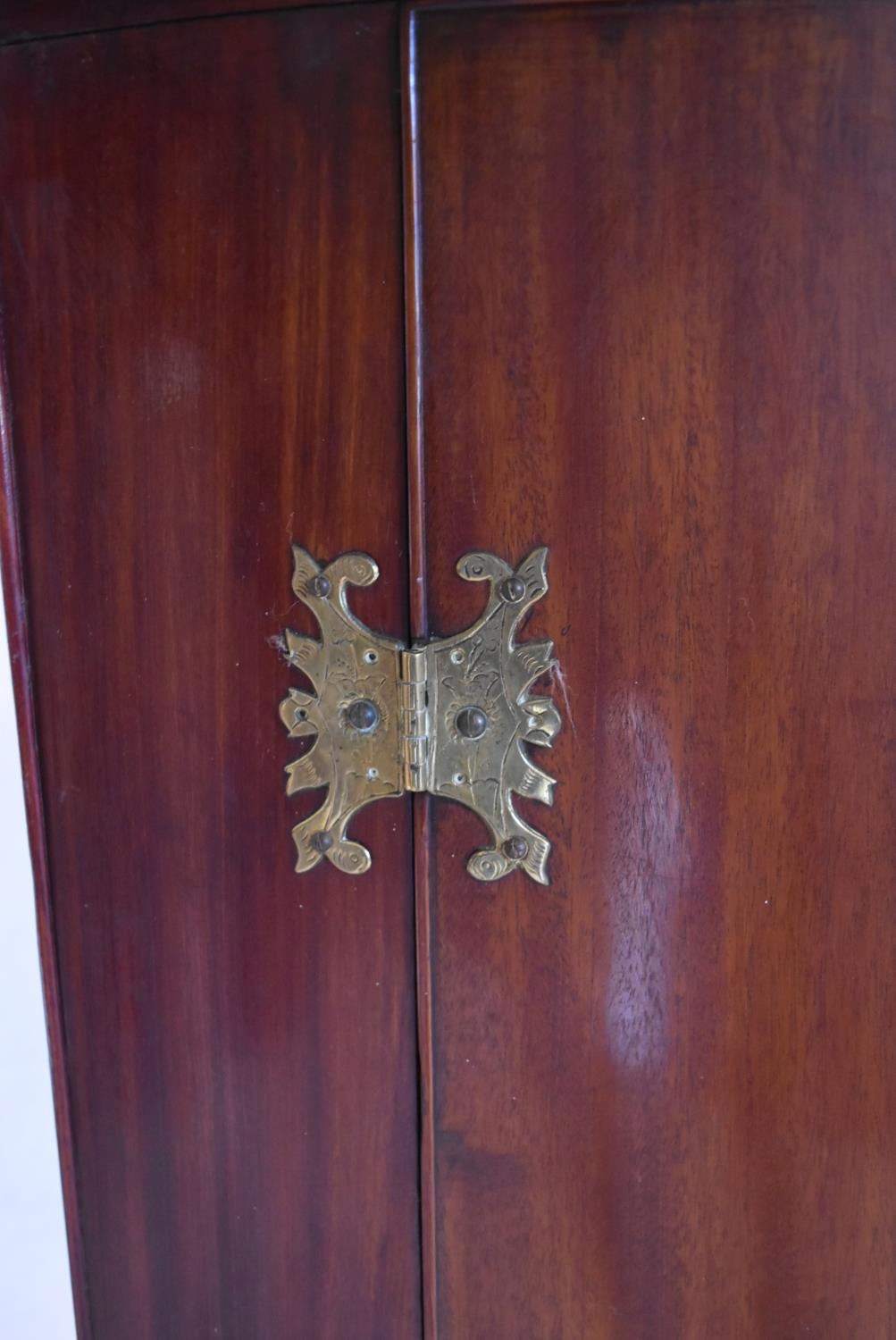 A Georgian mahogany bowfronted hanging corner cabinet with arched pediment and urn finials and - Image 6 of 10