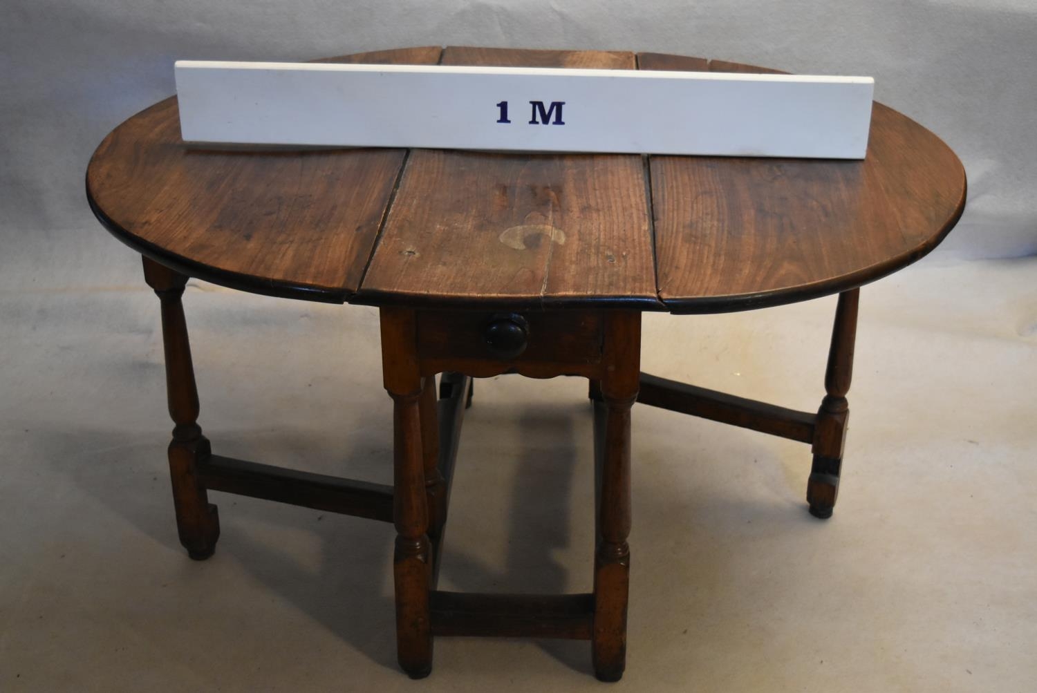 An 18th century country oak gateleg dining table with frieze drawer above turned stretchered - Image 11 of 11