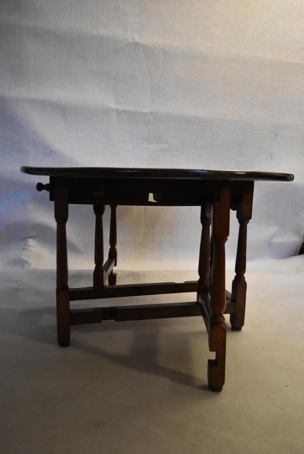 An 18th century country oak gateleg dining table with frieze drawer above turned stretchered - Image 7 of 11