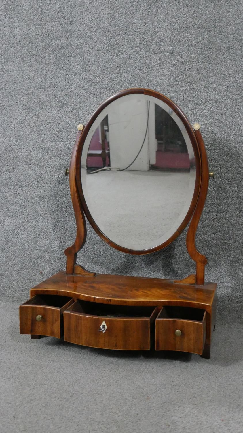 A Georgian mahogany and satinwood strung serpentine fronted swing toilet mirror. H.60 W.42 D.19cm - Image 2 of 8
