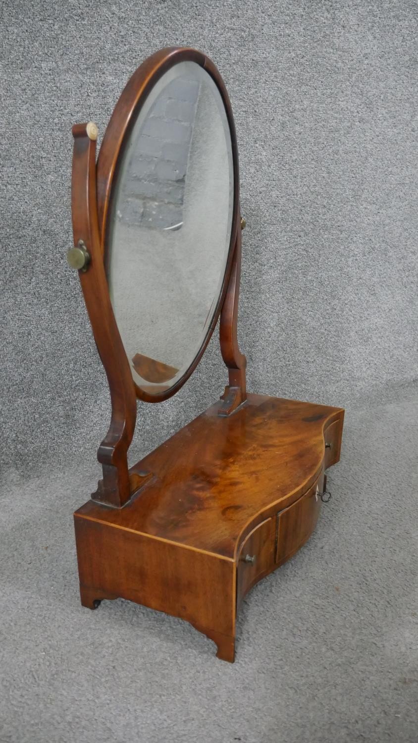 A Georgian mahogany and satinwood strung serpentine fronted swing toilet mirror. H.60 W.42 D.19cm - Image 7 of 8