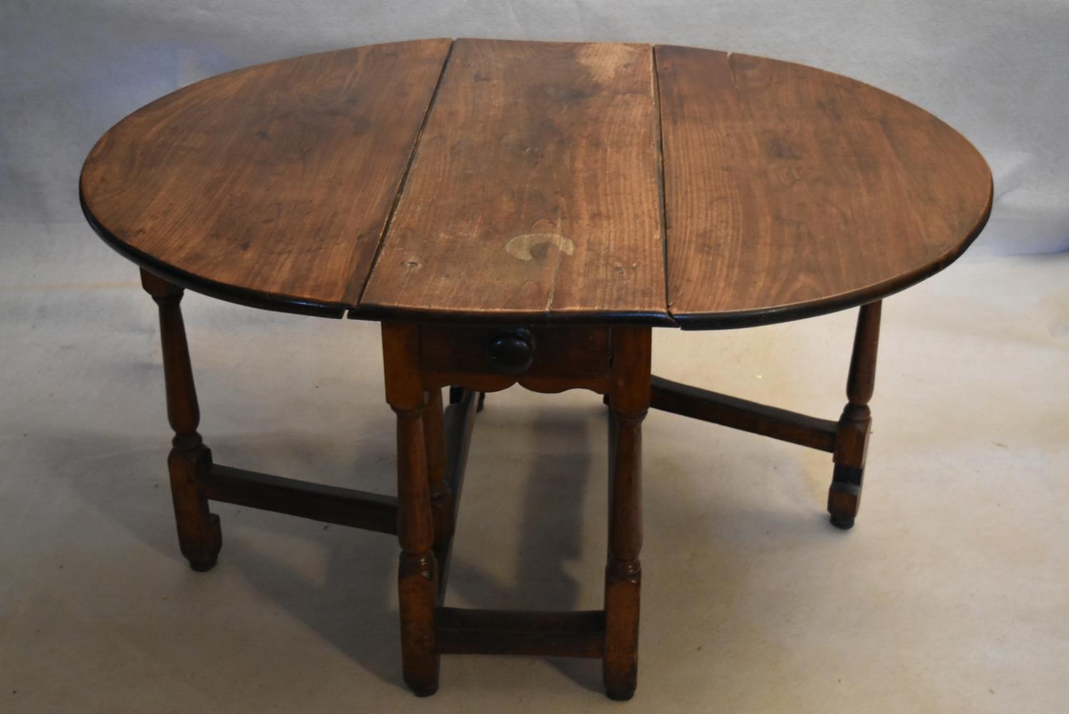 An 18th century country oak gateleg dining table with frieze drawer above turned stretchered - Image 8 of 11