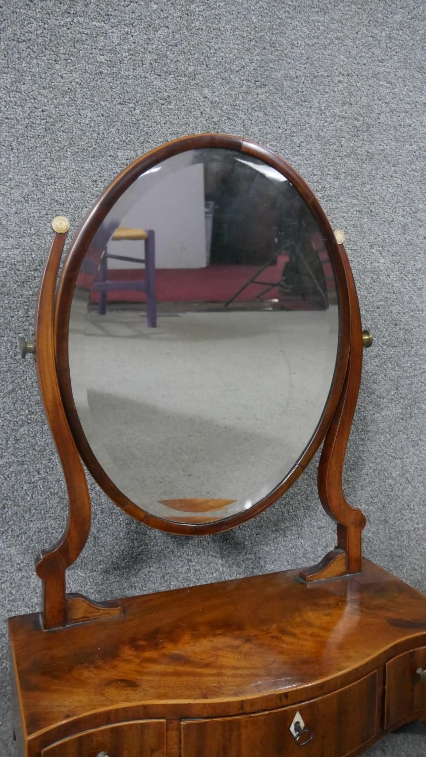 A Georgian mahogany and satinwood strung serpentine fronted swing toilet mirror. H.60 W.42 D.19cm - Image 6 of 8