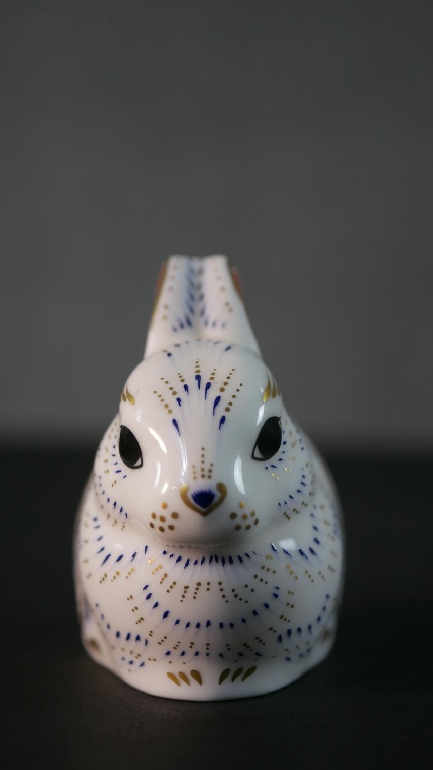 A Royal Crown Derby paperweight rabbit with gold stopper. H.7.5 W.8 D.4cm - Image 2 of 6