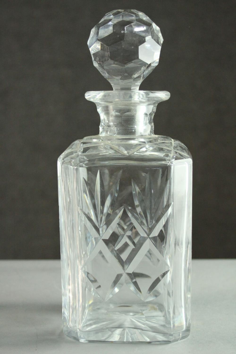 Two cut crystal decanters with stoppers. H.25cm. - Image 2 of 5
