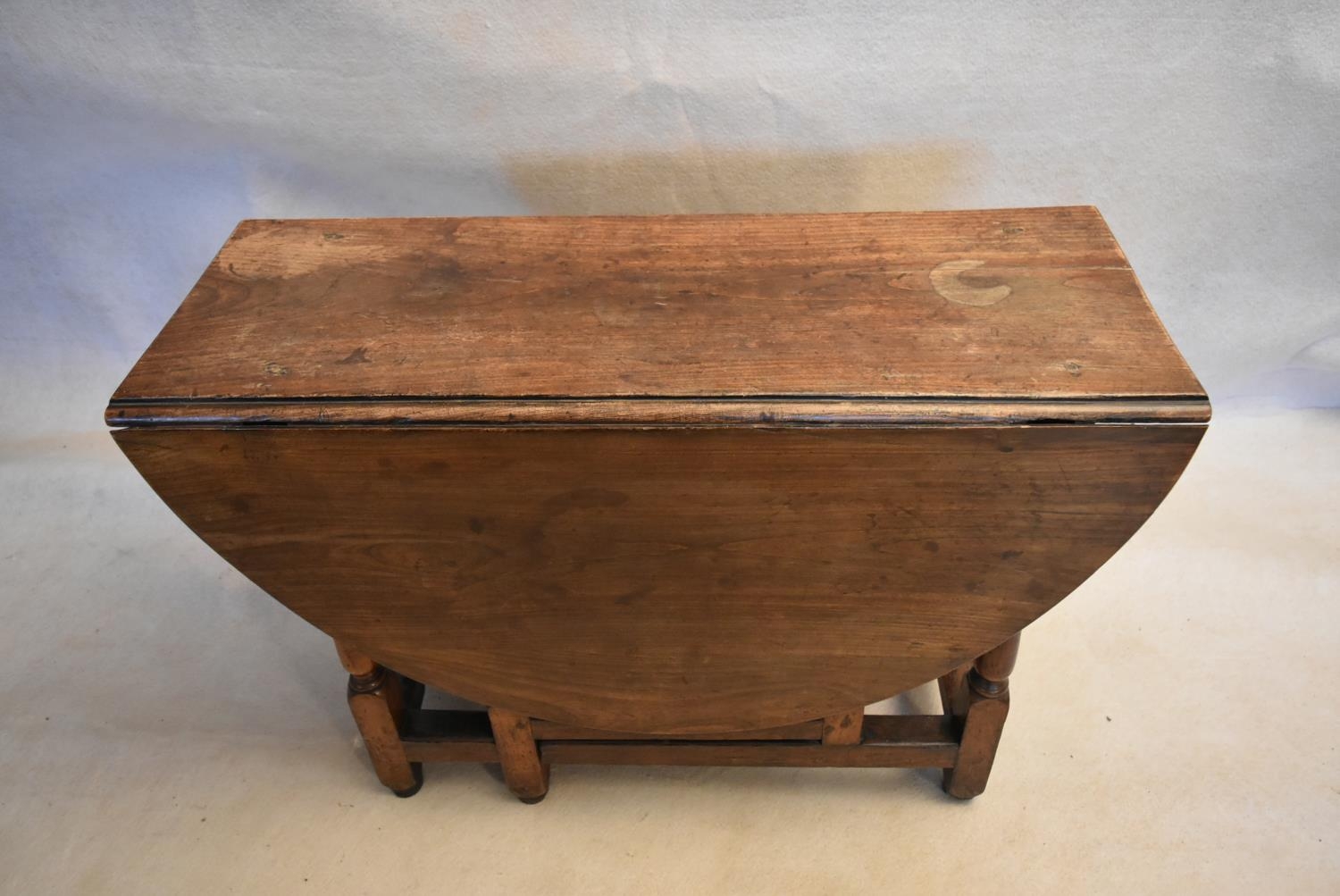 An 18th century country oak gateleg dining table with frieze drawer above turned stretchered - Image 2 of 11