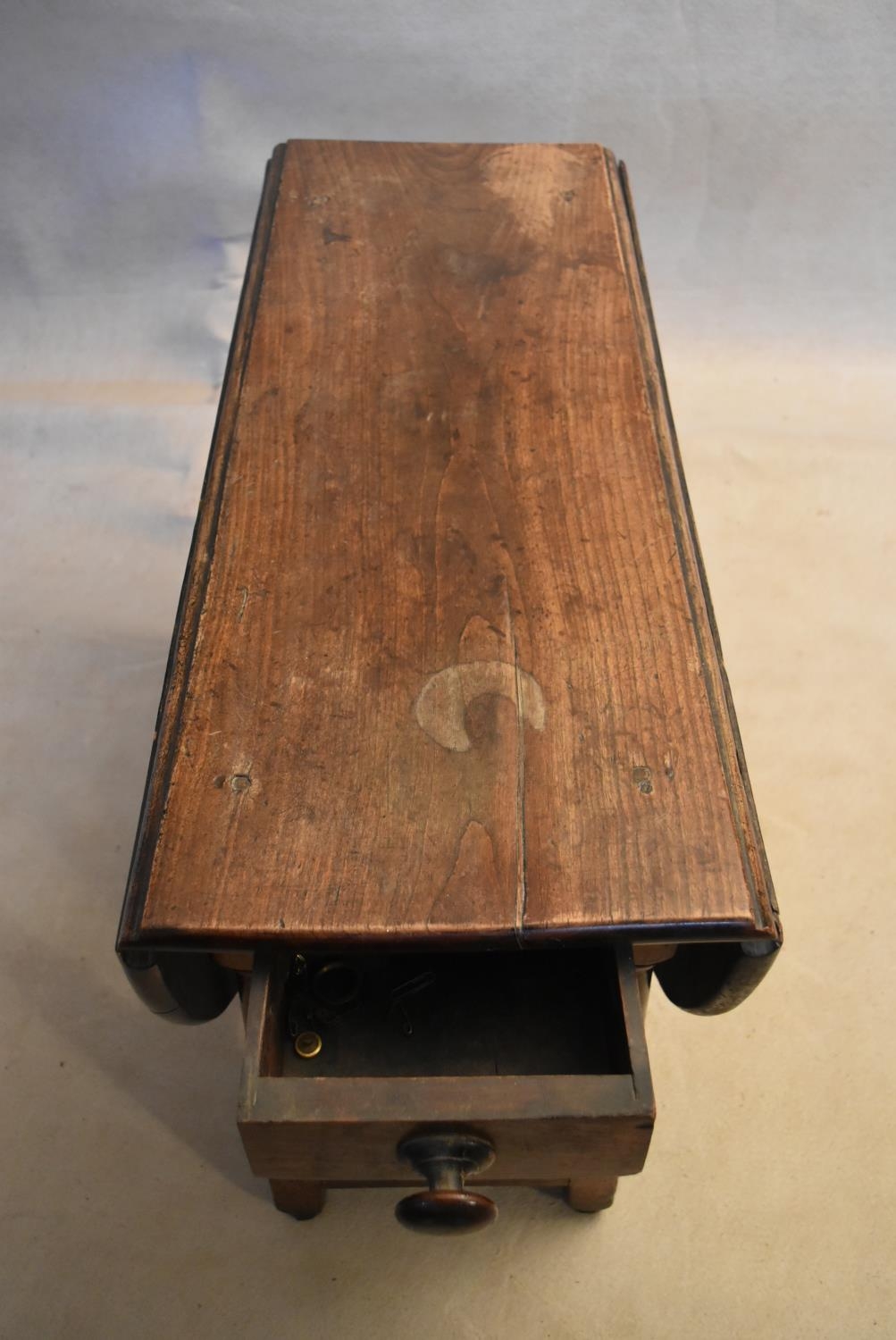 An 18th century country oak gateleg dining table with frieze drawer above turned stretchered - Image 4 of 11