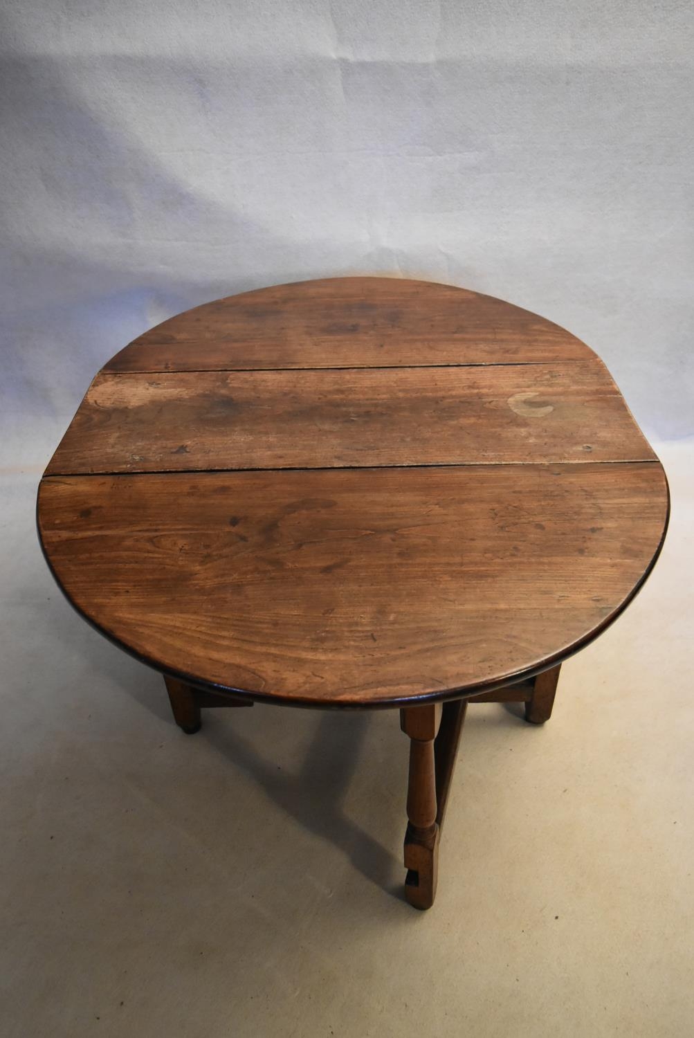 An 18th century country oak gateleg dining table with frieze drawer above turned stretchered - Image 6 of 11