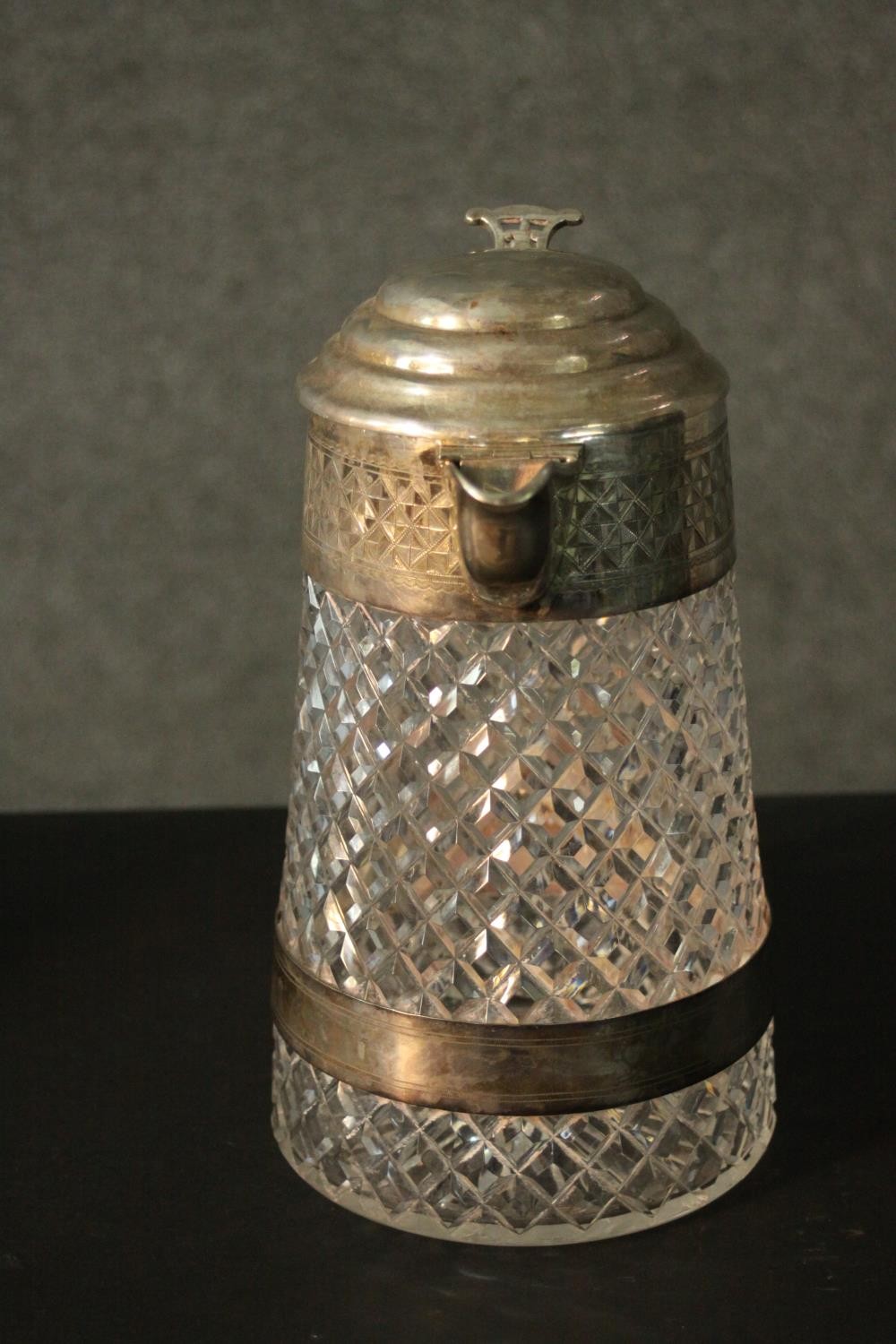 An Edwardian cross hatched design cut crystal and silver plated lidded claret jug. The lid with a - Image 2 of 6