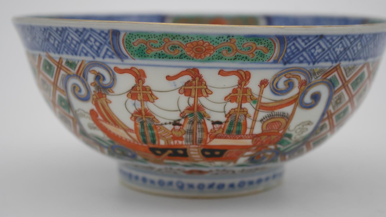 A Meji period Imari Nanban ship and figure design hand painted porcelain footed bowl. H.8 Diam.19cm - Image 9 of 11