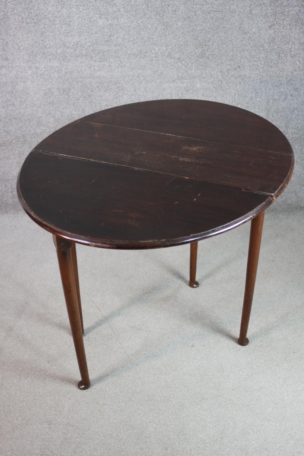 A drop leaf table, with an oval top, on pad feet. H.73 W.98 D.72cm. - Image 5 of 6