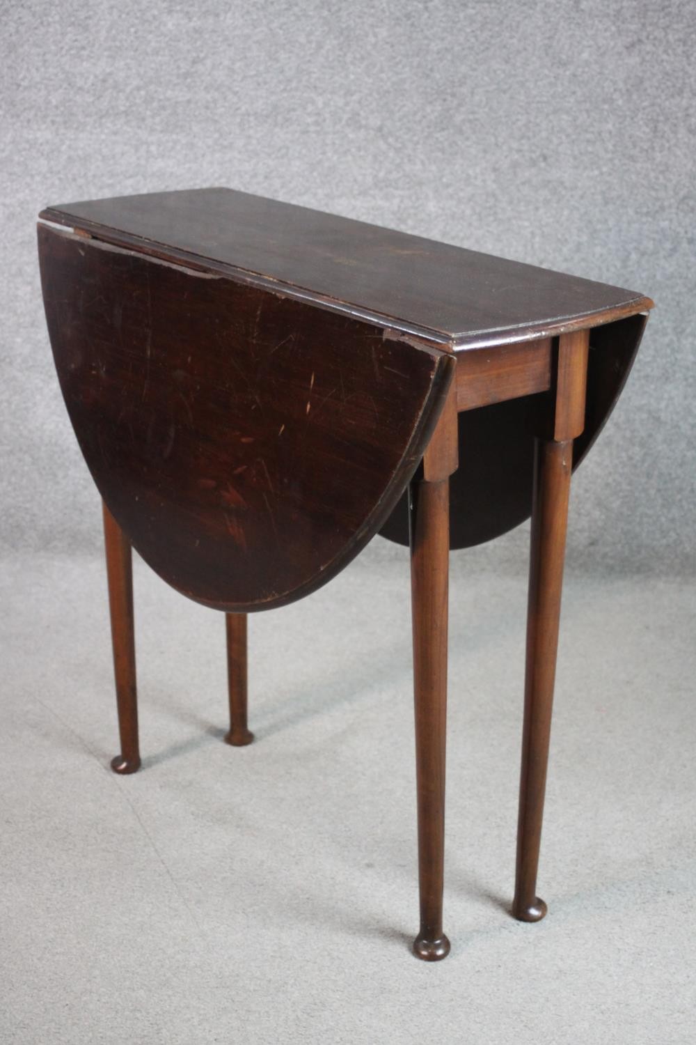 A drop leaf table, with an oval top, on pad feet. H.73 W.98 D.72cm. - Image 2 of 6