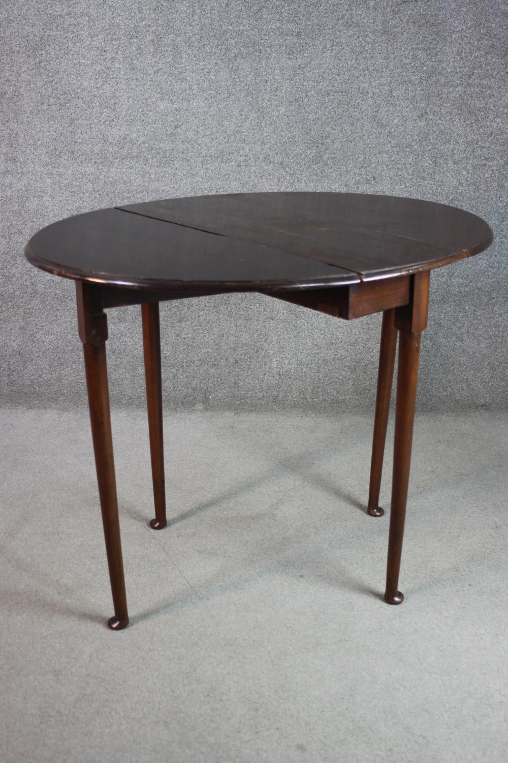 A drop leaf table, with an oval top, on pad feet. H.73 W.98 D.72cm. - Image 3 of 6