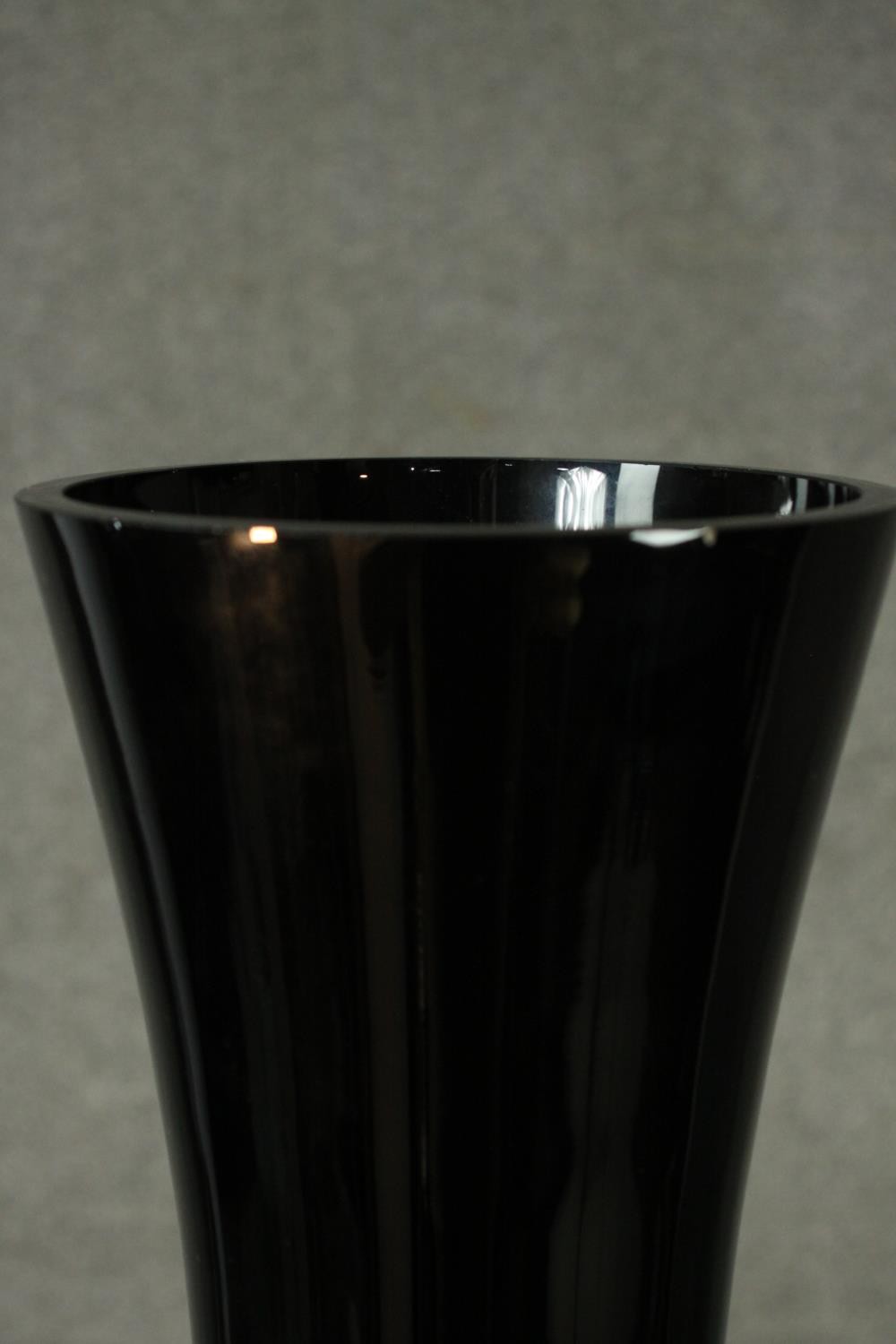 A large contemporary black art glass vase. H.80cm. - Image 4 of 7
