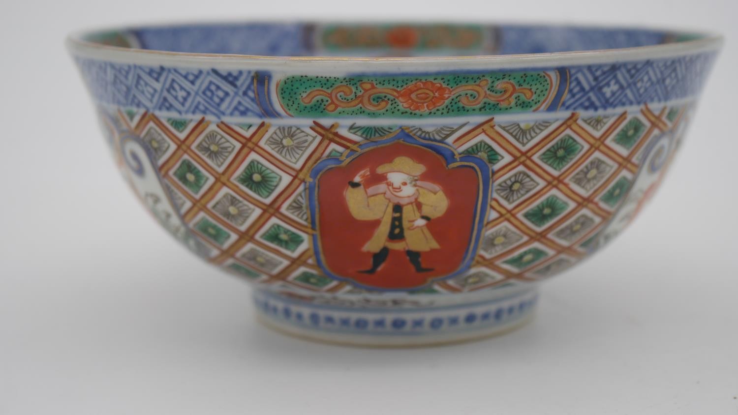 A Meji period Imari Nanban ship and figure design hand painted porcelain footed bowl. H.8 Diam.19cm - Image 8 of 11