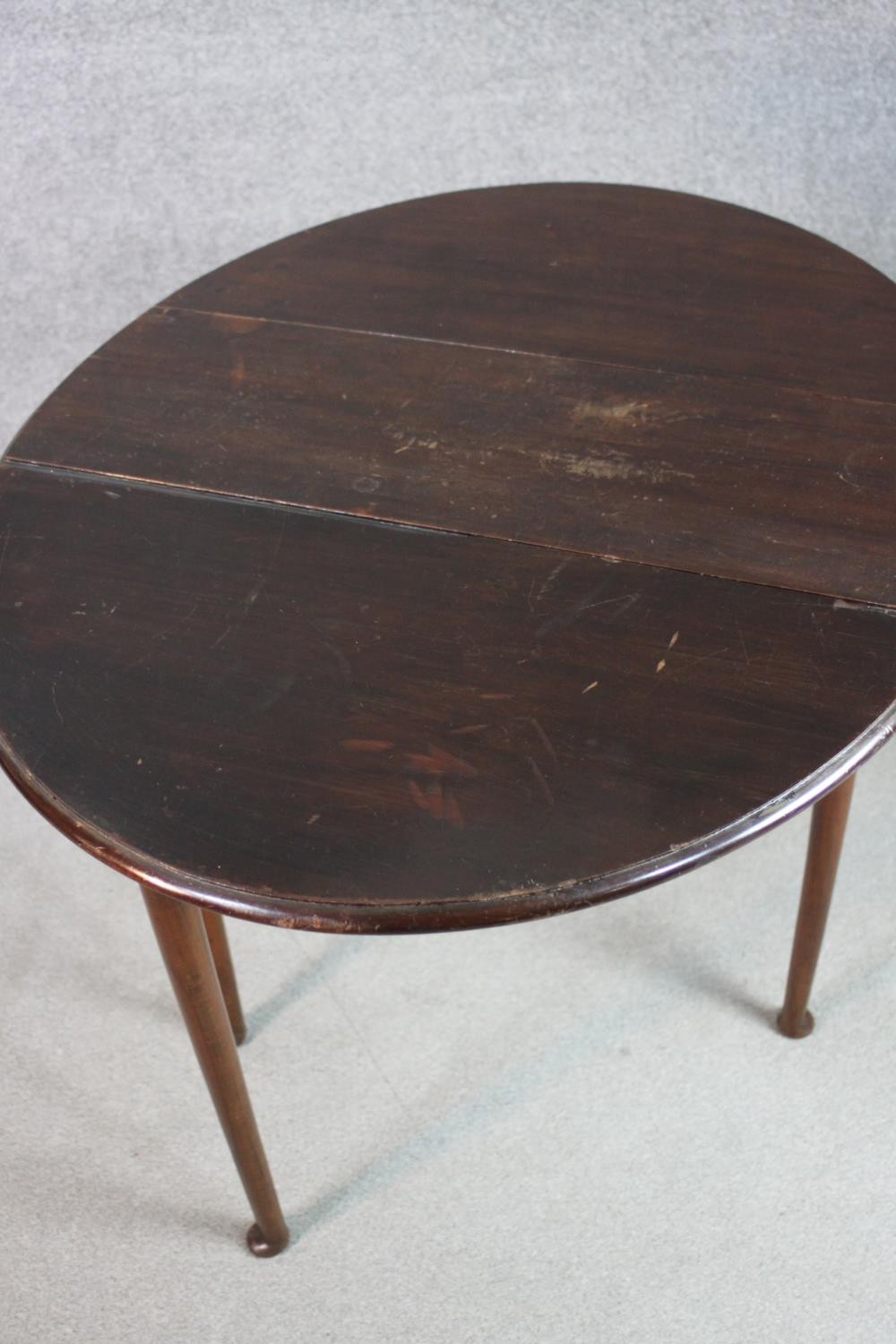 A drop leaf table, with an oval top, on pad feet. H.73 W.98 D.72cm. - Image 4 of 6