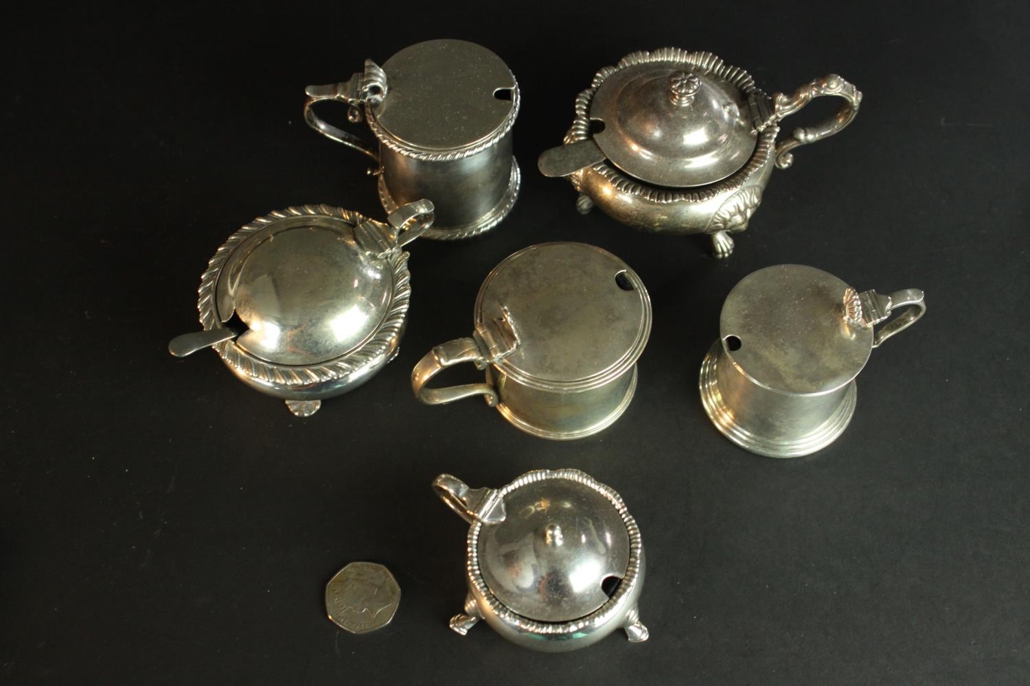 Six 19th and 20th century sterling silver hinged lid mustard pots, various designs, makers and assay - Image 2 of 15