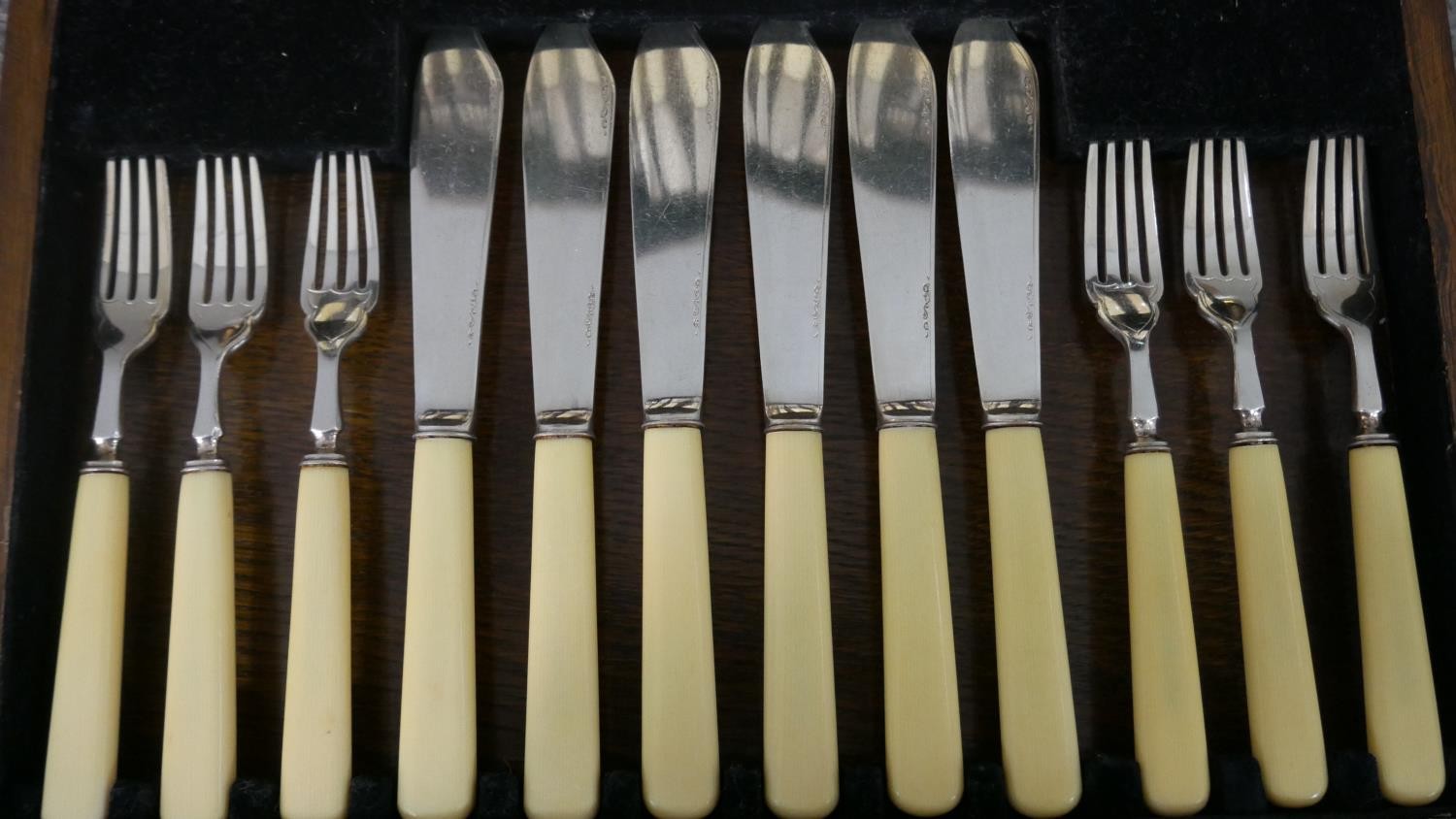 An oak canteen with a six person A1 silver plated set of fish knives and forks, makers mark FC&Co. - Image 4 of 9