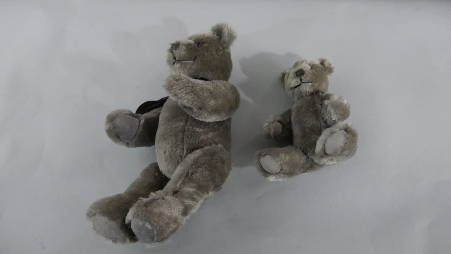 Two 20th century grey mohair jointed teddy bears, with suede pads. H.43 W.23cm (largest) - Image 4 of 5