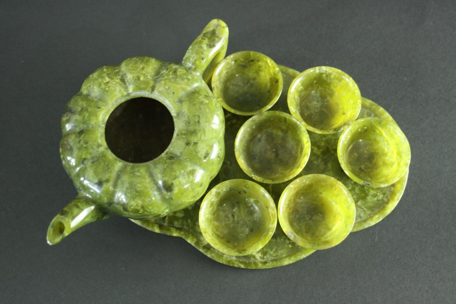 A carved Spinach Jade Chinese tea set. The tea pot (lid missing) of gourd formation with leaf shaped - Image 5 of 10