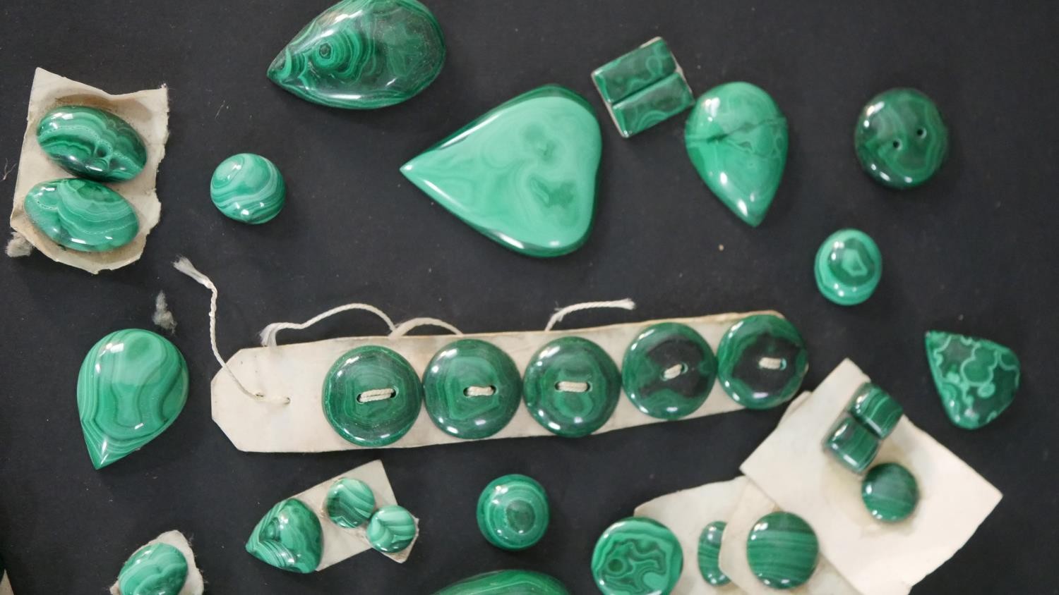 A collection of carved Malachite buttons, cabochons and various polished pieces. - Image 6 of 7