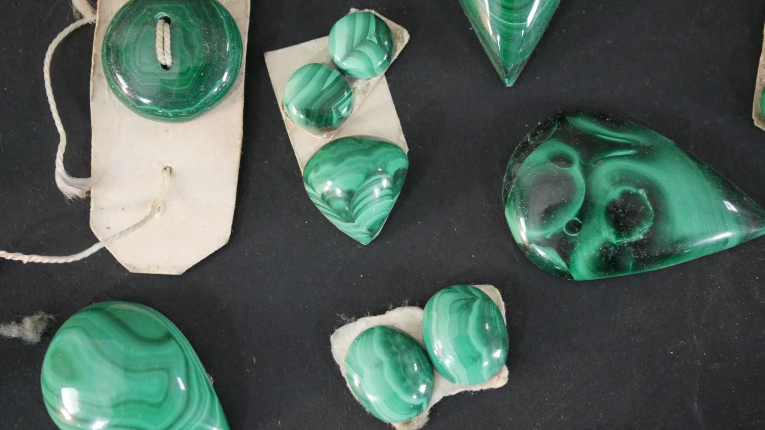 A collection of carved Malachite buttons, cabochons and various polished pieces. - Image 7 of 7