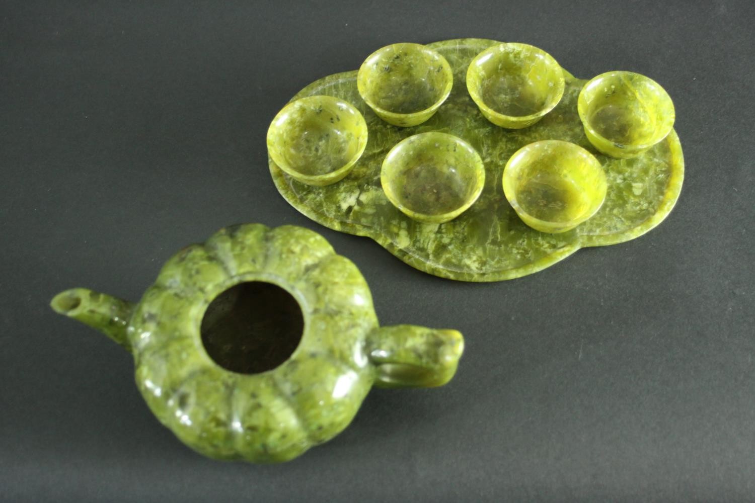 A carved Spinach Jade Chinese tea set. The tea pot (lid missing) of gourd formation with leaf shaped - Image 9 of 10