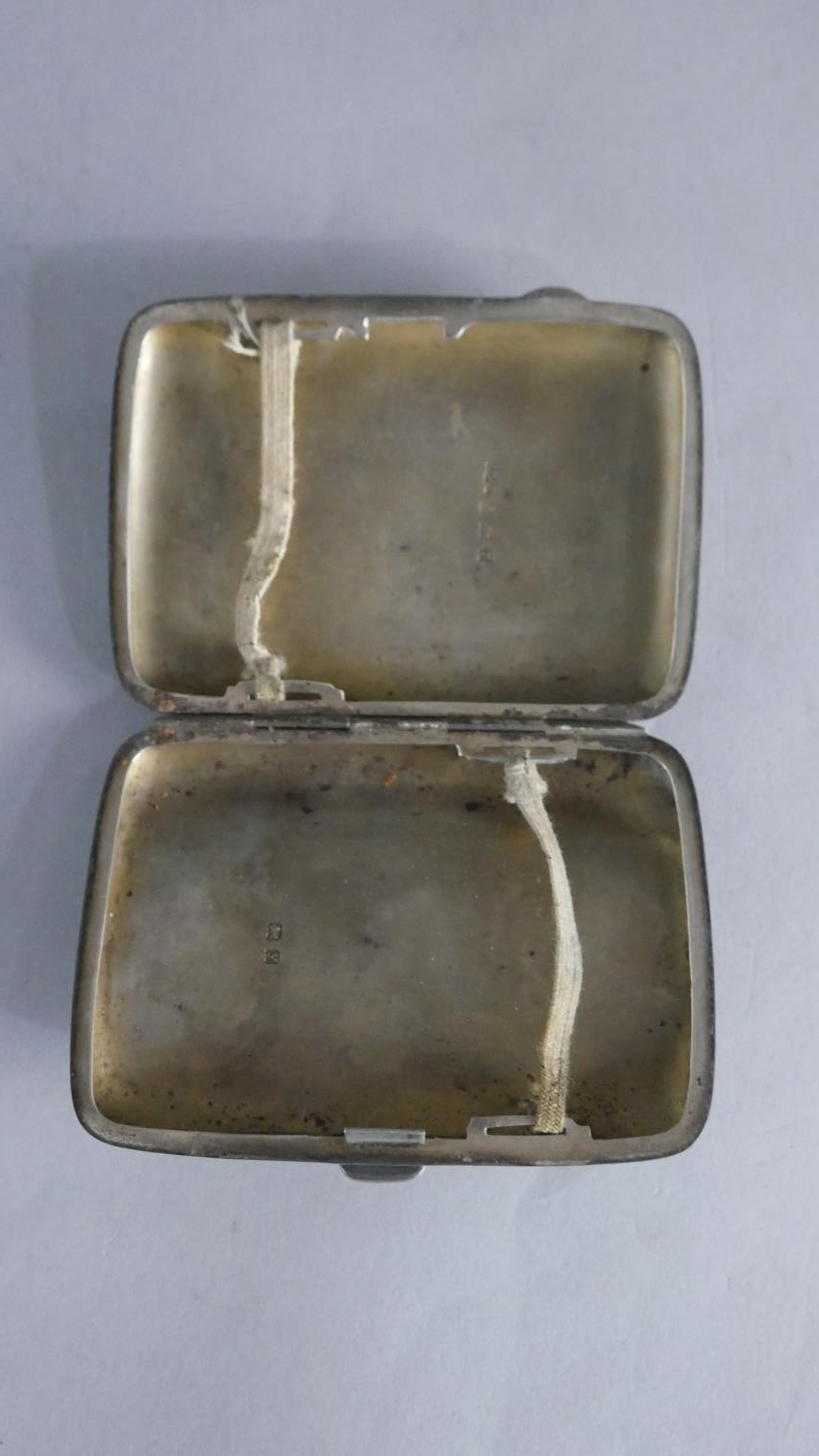A silver vesta case, an engraved foliate design silver cigarette case and a pewter snuff box. - Image 5 of 6