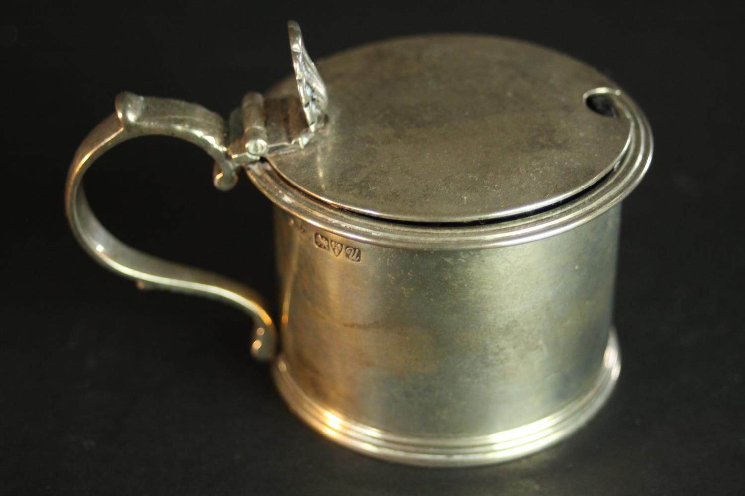 Six 19th and 20th century sterling silver hinged lid mustard pots, various designs, makers and assay - Image 7 of 15